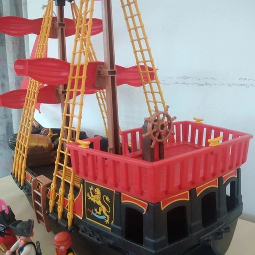 Playmobil Pirate Ship set 4424 with 13 figures and Kraken