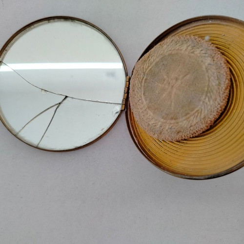 Powder compact used, vintage 60s with broken mirror