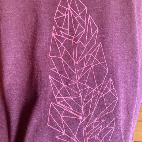 Women’s short sleeve t-shirt with leaf design, size S, like new, burgundy