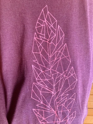 Women’s short sleeve t-shirt with leaf design, size S, like new, burgundy