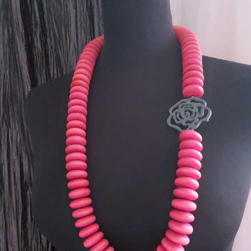 Necklace like new with fuchsia wooden elements minimal