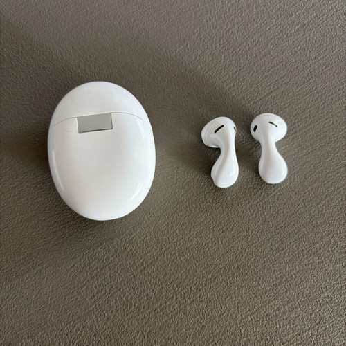 Huawei FreeBuds 5 headphones like new, wireless charging case