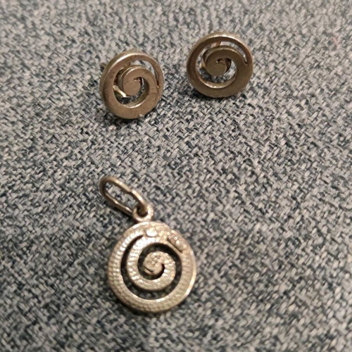 Silver earrings set with 925 pendant like new