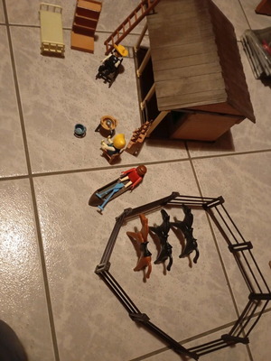 Playmobil Lyra μεταχειρισμένο, με σπασίματα και λείπει πίσω πόρτα