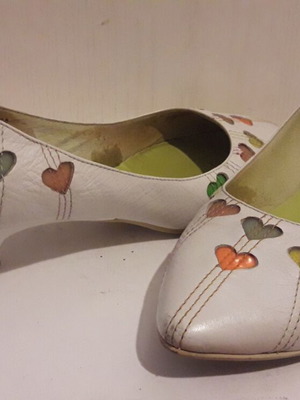 Ballerinas like new white with colorful heart design, small heel