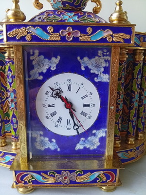 Mechanical mantel table clock