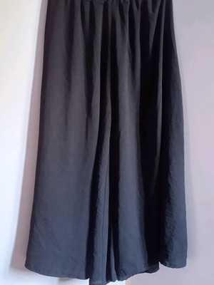Women's cropped pants like new, black, comfortable fit