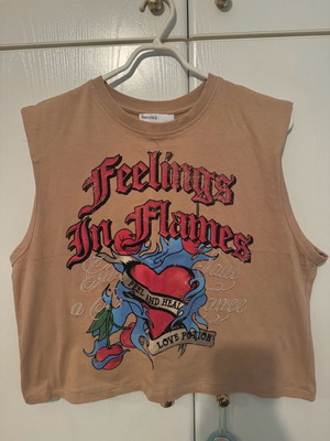 Μπλουζάκι Bershka μεταχειρισμένο, μακό crop top μπεζ, κοντομάνικο με βάτες