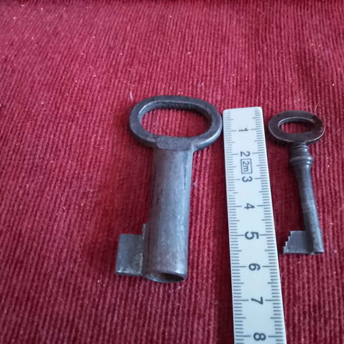 Antique metal keys set of 2, 8 and 6 points, like new, 1890-1920