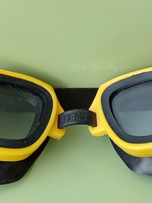 Children's swimming goggles like new