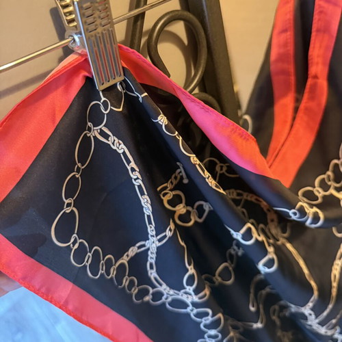 Scarf with chain pattern, black and pink