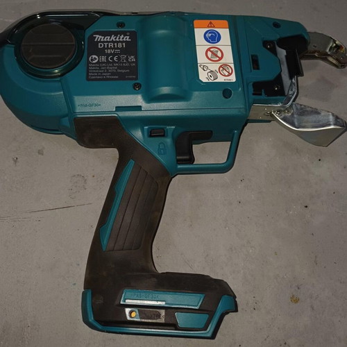 Makita DTR181ZJ cordless rebar tying machine with charger, two batteries