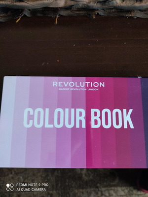 Παλέτα σκιών Revolution μεταχειρισμένη με ματ και μεταλλικές σκιές