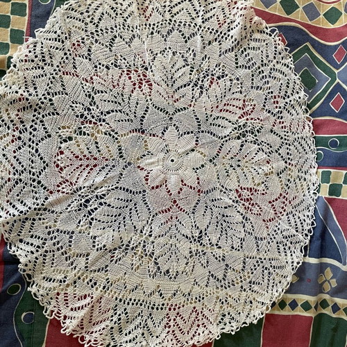 Knitted round tablecloth like new, diameter 54 cm
