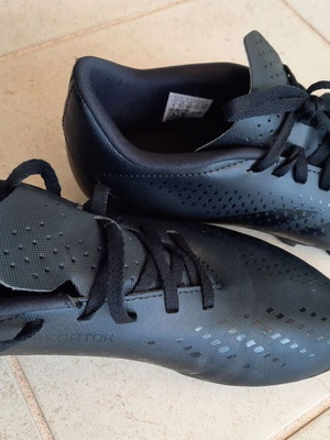 Παιδικά ποδοσφαιρικά παπούτσια Adidas Predator σε πολύ καλή κατάσταση (νο. 38 2/3)