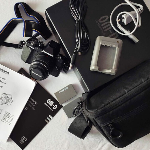 Olympus OM-D E-M10 Mark II mirrorless camera like new