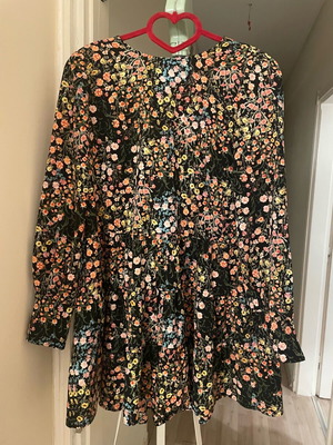 Zara floral mini dress like new, airy shorts S/M