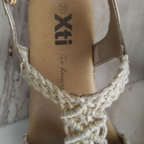 Xti sandals like new, crochet design, size 35, gold color
