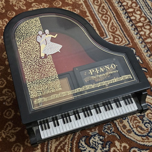 Musical piano jewelry box like new