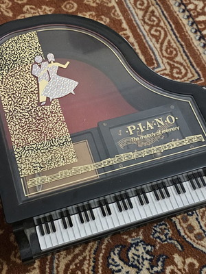 Musical piano jewelry box like new
