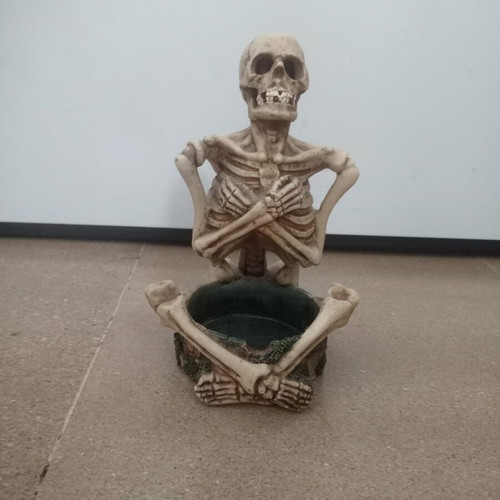 Ashtray Skeleton like new with skull design