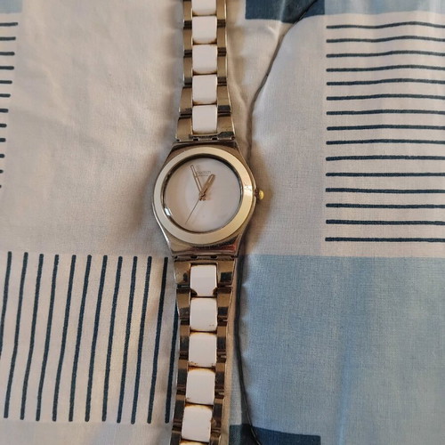 Swatch ρολόι γυναικείο άσπρο και γκρι σαν καινούργιο, θέλει μπαταρία