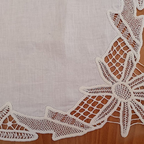 Handmade lace tablecloth like new, 60x60 cm, linen fabric