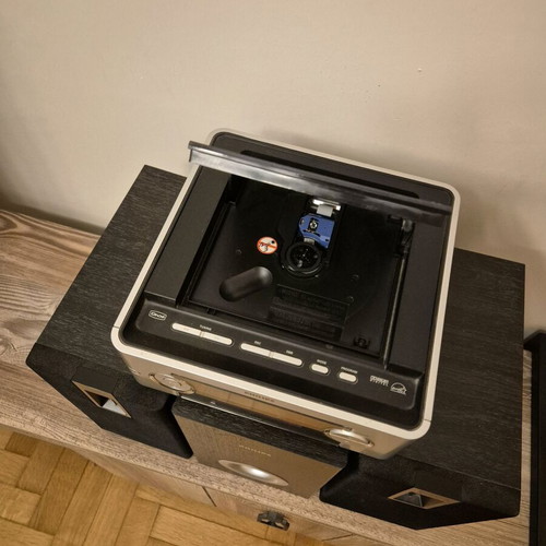 Phillips stereo system like new, CD-radio with sub woofer