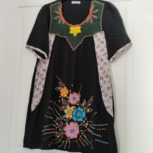 Κοντό φορεματάκι Meiling Fashion σαν καινούργιο, νούμερο M/L, μαύρο με λουλούδια και χάντρες