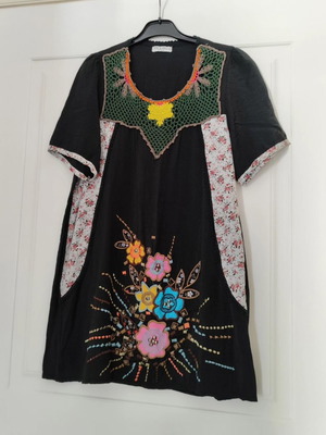 Κοντό φορεματάκι Meiling Fashion σαν καινούργιο, νούμερο M/L, μαύρο με λουλούδια και χάντρες