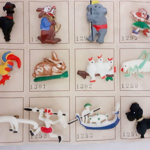 Vintage children's pins from the 1960s like new, multicolored