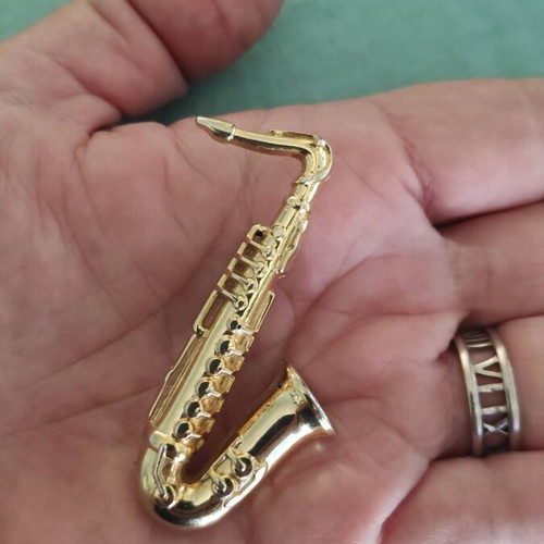 Vintage tie pin/brooch 1992 with gold saxophone like new