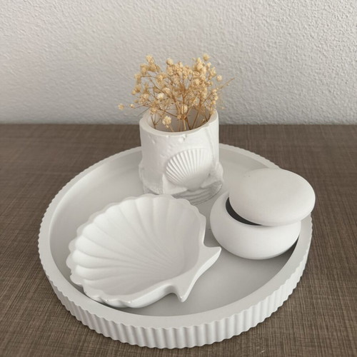 Minimal decorative set like new