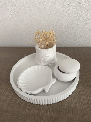 Minimal decorative set like new