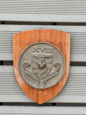 Vintage Wooden Shield of XVIII Infantry Regiment used, metal emblem 25 cm
