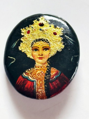 Retro Russian lacquered brooch hand-painted like new