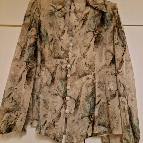 Regalinas women's shirt like new, loose with lachouri pattern