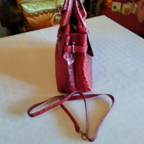Red medium bag faux crocodile style like new, 35 cm