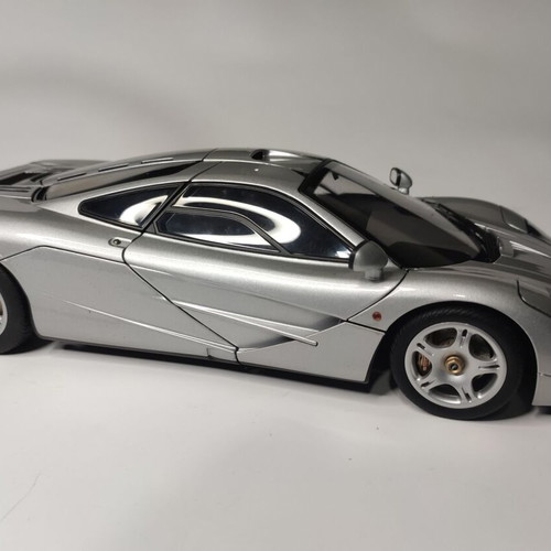 Autoart Signature 1:18 Maclaren F1 Road Car metal model new