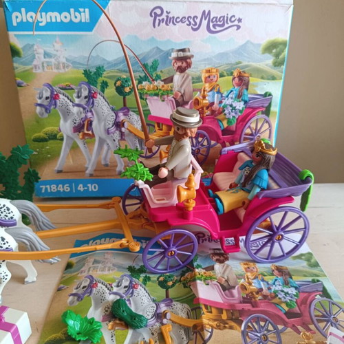 Playmobil carriage used, missing one figure