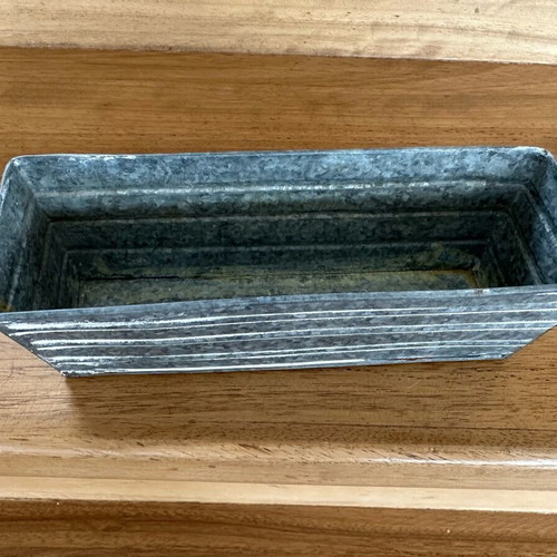 Galvanized metal kaspo with aged effect and stripes, new