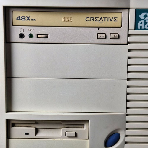 Retro Windows 98 computer used with IDE disk and RAID support