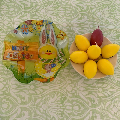 Easter plates and candles like new, set of 2 plates and 7 candles