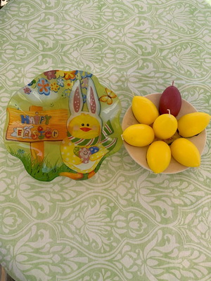 Easter plates and candles like new, set of 2 plates and 7 candles