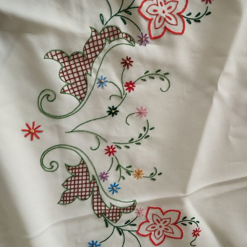 Round embroidered tablecloth 140 cm used with fringes