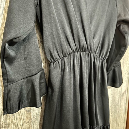 Midi dress like new, black with V neckline and ruffles