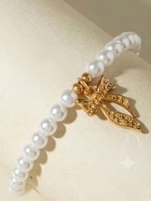 Elastic bracelet with pearls and gold bow charm