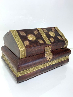 Дървена кутия за бижута употребявана с метални орнаменти и кадифена подплата