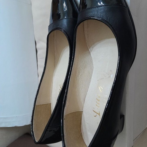 Classic black low heel pumps