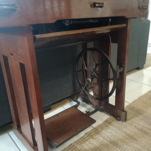 Veritas sewing machine used with cabinet